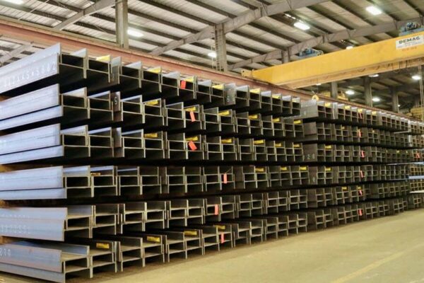 Çelik yapı malzemeleri I profil ve H profil çelik kiriş stok alanı